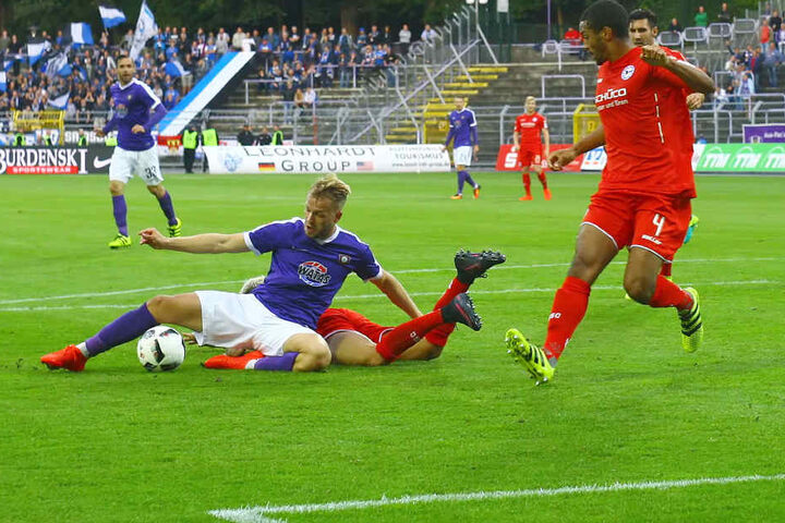 Pascal Köpke (Aue) wird hier im Strafraum elfmeterverdächtig von Keanu Staude (Bielefeld) vom Ball getrennt.