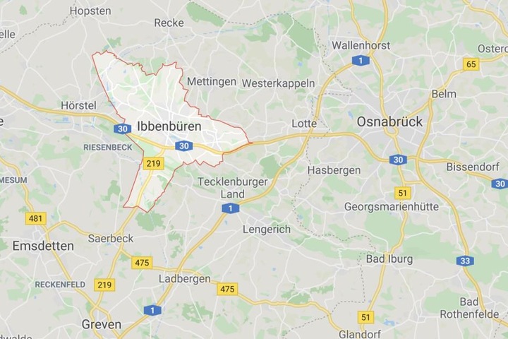 Bei der Kollision eines Güterzuges mit einem Auto ist eine Autofahrerin schwer verletzt worden.