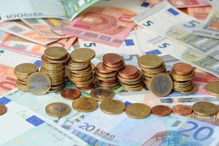 Der Reisebusunternehmer kann nun entweder seine Schulden bezahlen oder der Bus wird versteigert. (Symbolbild)