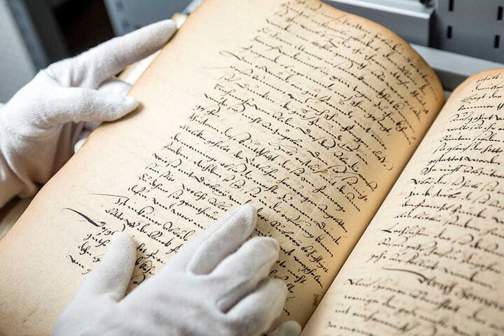 Knapp ein Jahr brauchte Ettelt, um die 349 historischen Blätter aus dem
Neuhochdeutschen zu transkribieren.