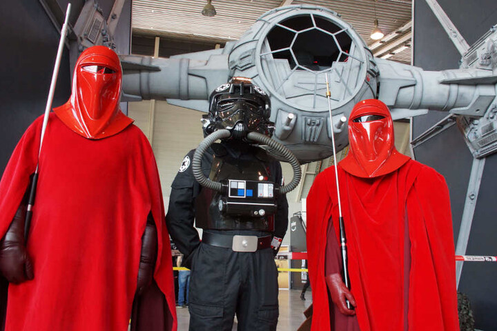 Auch zwei Raumschiffe aus "Star Wars" gab es im Maßstab 1:1 zu bewundern. Im Hintergrund ein TIE Fighter, davor ein Pilot sowie zwei Mitglieder der Imperialen Ehrengarde.