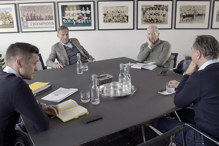 Die Führungsrunde der Borussia: Watzke, Sammer, Kehl und Zorc an einem Tisch.