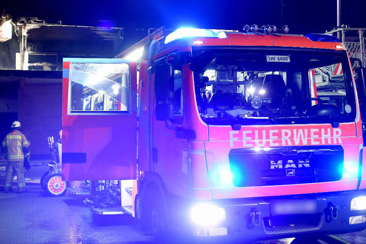 Die Feuerwehr rückte an und fand eine völlig verqualmte Wohnung vor.