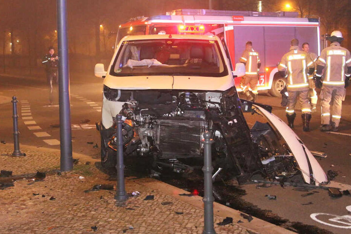 Die völlig zerstörte Frontpartie des Großraum-Taxis.