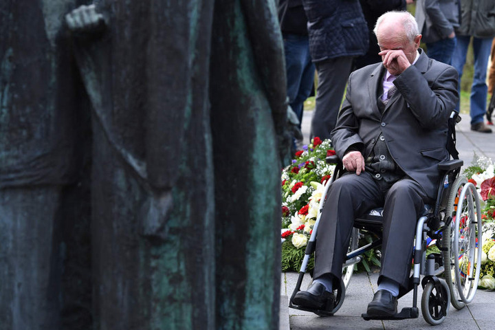 Der frühere Häftling Marian Wach aus Polen konnte bei der Gedenkfeier die Tränen nicht zurückhalten.
