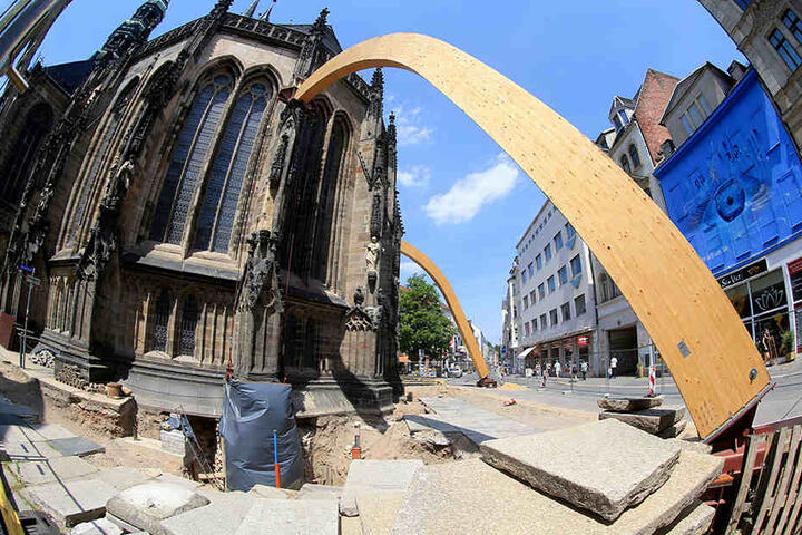 Riesige Stützbalken sichern den Dom vorm Umstürzen.