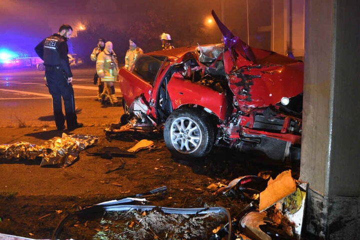 Polizei und Feuerwehr am Unfallort.