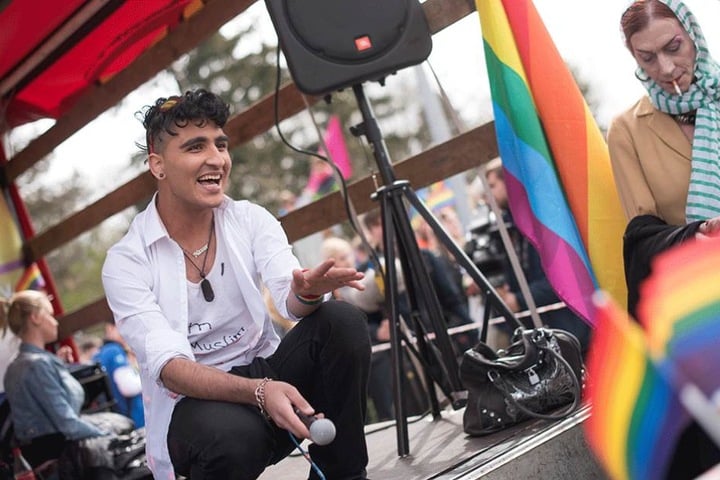 Nasser El-Ahmad, Organisator der Demonstration mit dem Motto "Wir haben das Recht, so zu leben wie wir sind", hockt am 12.04.2015 zu Beginn der Demonstration gegen Homophobie, Gewalt und Zwangsverheiratung in Berlin auf einem Wagen.