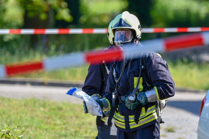 Ein Kamerad der Feuerwehr mit der verdächtigen Substanz.