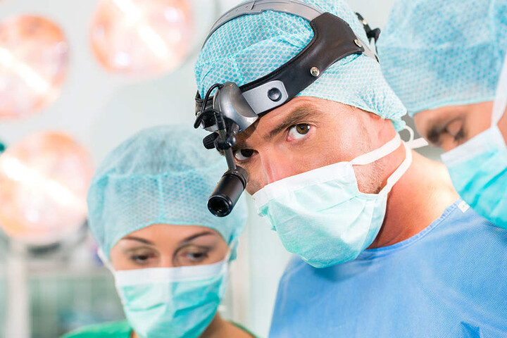 Die Medizin-Studis bekommen eine Führung durch Vogtland-Kliniken, dürfen auch mit OP-Ärzten sprechen.