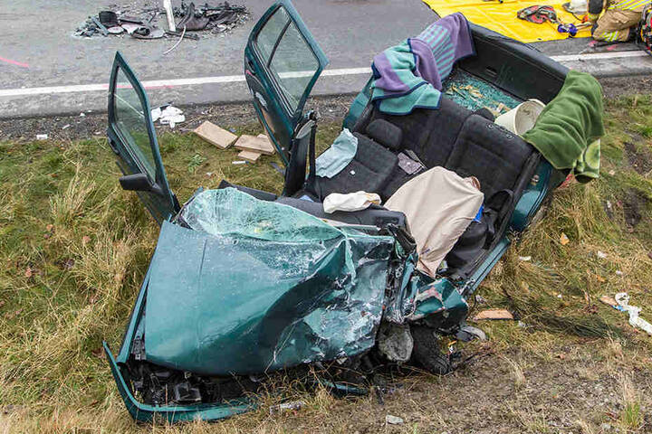 Für die Bergung des eingeklemmten Fahrers musste an dem VW das Dach entfernt werden.