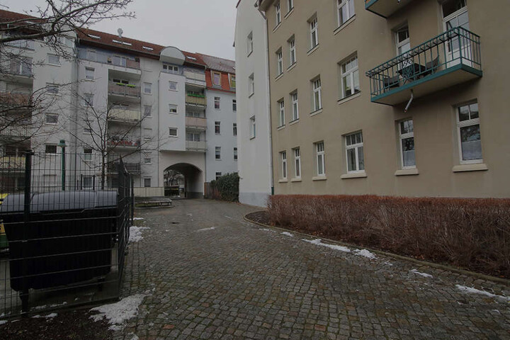 In diesem Hinterhof in Striesen geschah die Flaschen-Attacke.