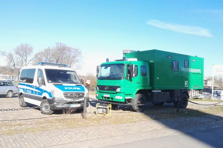 Die Polizei am Pieschener Hafenbecken.