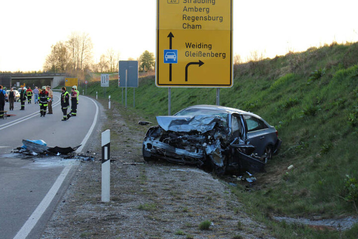 Der Chevrolet der Familie wurde in den Straßengraben geschleudert.