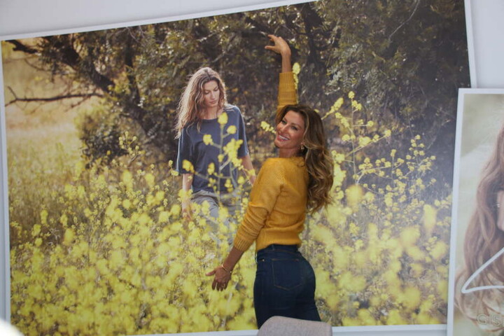 Gisele Bündchen posiert am Mittwoch in der Hamburger Europa Passage.