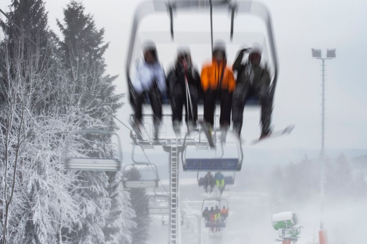 Trotz wenig Schnee sind mehrere Lifte geöffnet.