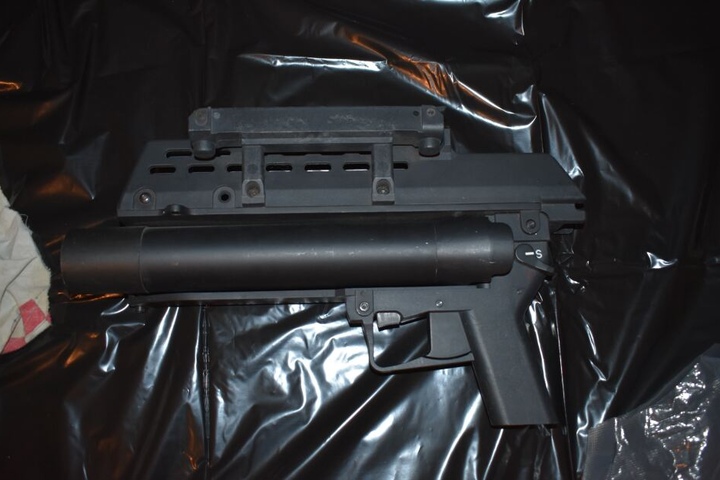 Bei der Razzia wurde ein Granatwerfer sichergestellt.