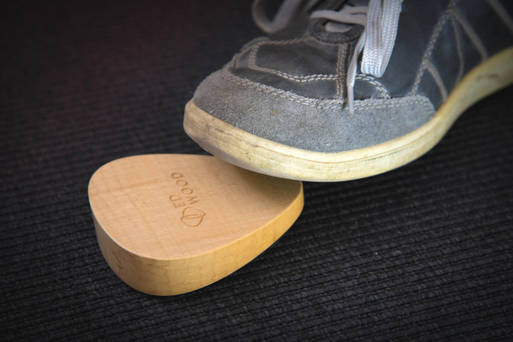 Umblättern, ohne dass man eine Hand freihat? Mit dem Fußpedal aus Holz ist das möglich.