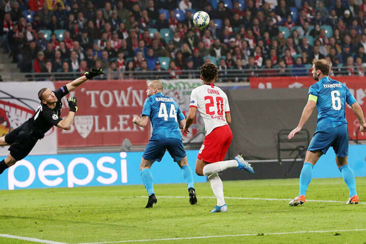 Marcel Sabitzer (nicht im Bild) erzielte mit einem traumhaften Schuss das 2:1 für RB, Zenits Keeper Mikhail Kerzhakov (l.) konnte nur noch hinterschauen.