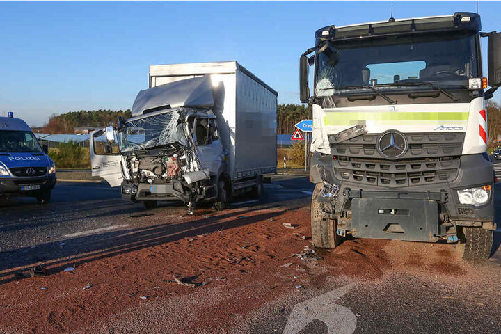 Zwei Lkw stießen an der Autobahn-Auffahrt in Ottendorf zusammen.