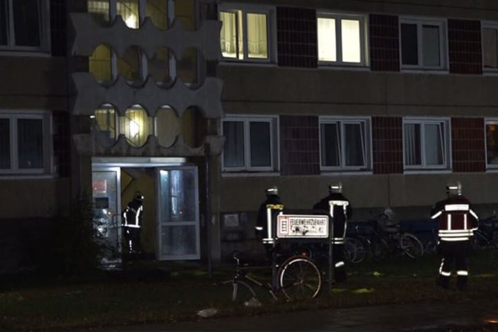 Einsatzkräfte der Feuerwehr konnten den Brand in einem Zimmer im zweiten Obergeschoss löschen.