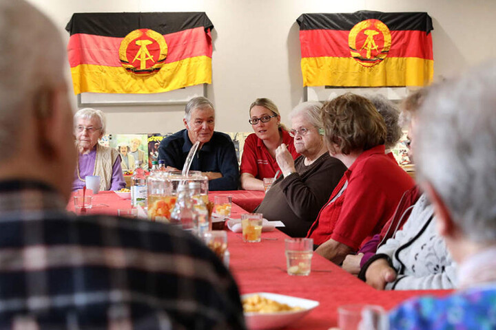 Im DRK-Seniorenheim in Teterow sitzt Ergotherapeutin Carmen Renzel (m) zwischen 14 Heimbewohnern und ihren Betreuern.