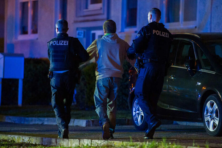 IEn 50-Jähriger wurde von der Polizei noch in der Nacht mitgenommen.