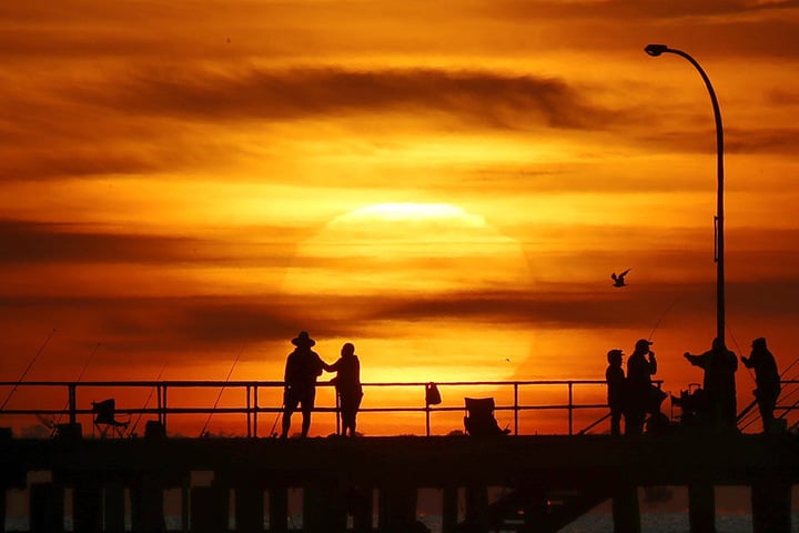 Sonnenuntergang am 27. Dezember 2018 über dem Altona Pier in Melbourne.