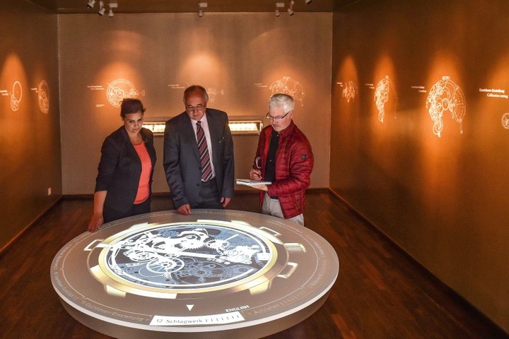 Museum modern. Zu sehen ist unter anderem die 3-D-Animation eines Uhrengehäuses.