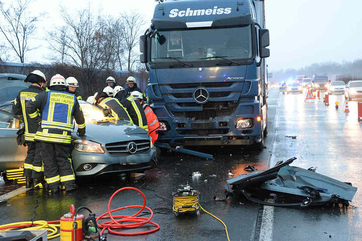 Die A-Klasse krachte mit einem Mercedes-Benz Lkw zusammen.