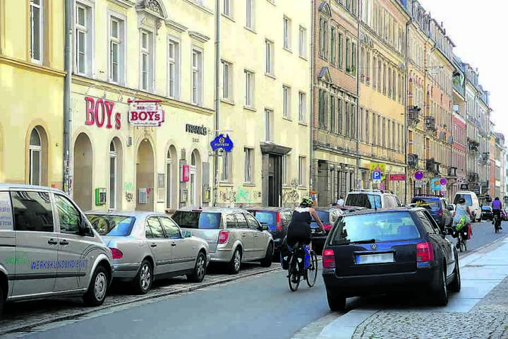 Klassisch falsch geparkte Autos wie diesen (rechts), bewarf der Angeklagte
von seiner Wohnung aus mit Gegenständen.