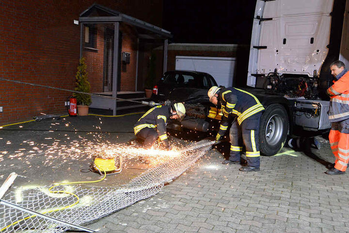 Zuvor musste mit einer Flex ein Gartenzaun abgetrennt werden.