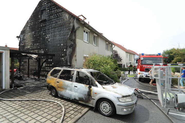 Der Mitsubishi ist nur noch Schrott, das Gebäude unbewohnbar.