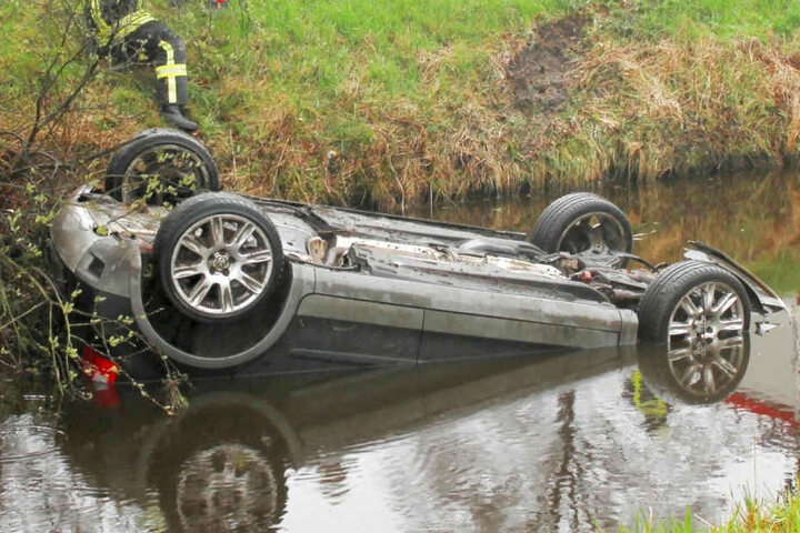 Die Frau und ihre beiden Kinder wurden nach dem Unfall von einem Passanten aus dem Kanal gerettet.
