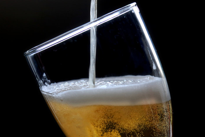 Auf dem Dorffest kann man das selbstgebraute Bier probieren.