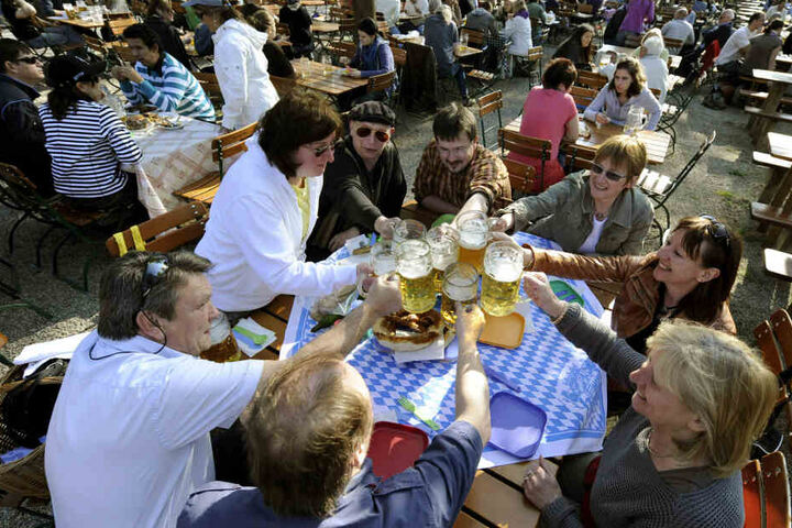Im Königlichen Hirschgarten wird am Sonntag Bier ausgeschenkt und Essen ausgegeben werden. (Archivbild)