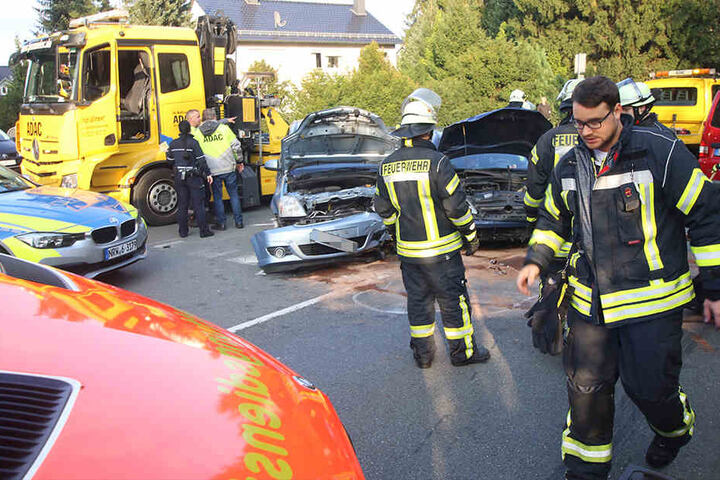 Vier Personen wurden dabei verletzte, eine 27-jährige Augustdorferin schwer.