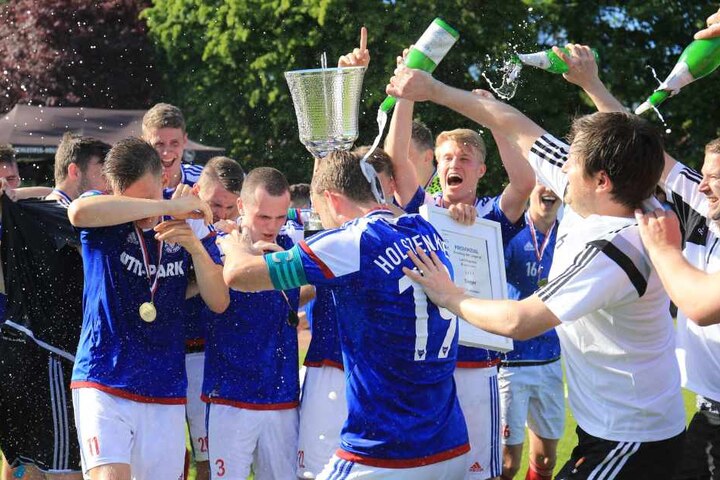 Im Sommer feierte Hannes Drews (r.) noch überschwänglich
Platz 7 der Kieler „U19“ in der Bundesliga.
