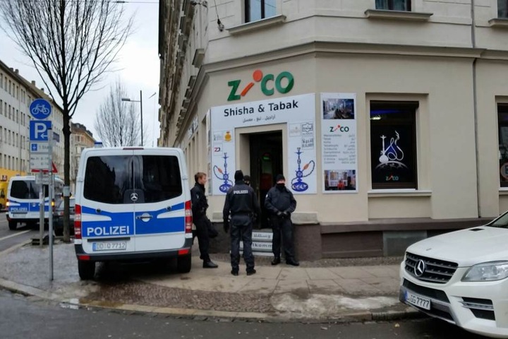 Die Beamten der Steuerfahndung sind ebenfalls an den durchsuchten Objekten eingetroffen (Stand: 14:17 Uhr).