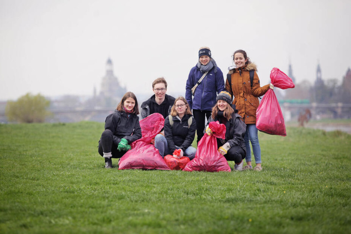 So wie die Schüler Luisa, Felix, Luisa, Amelie, Carla und Malène sammelten rund 1 500 Dresdner freiwillig Müll entlang des Elbufers ein.
