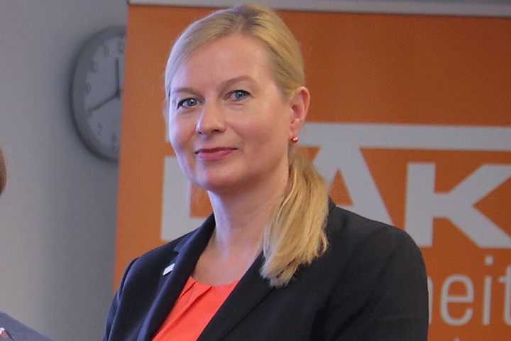 Christine Enenkel von der DAK. Die Krankenkasse hat eine interessante Theorie, warum die Kinderkrankenquote hierzulande so hoch ist: Anders als im Westen arbeiten mehr Frauen. Weil sie Krankenscheine brauchen, gibt es viele Arztbesuche.