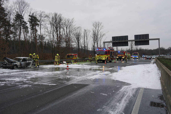 Durch den Lösch-Einsatz war die A52 lange voll gesperrt.