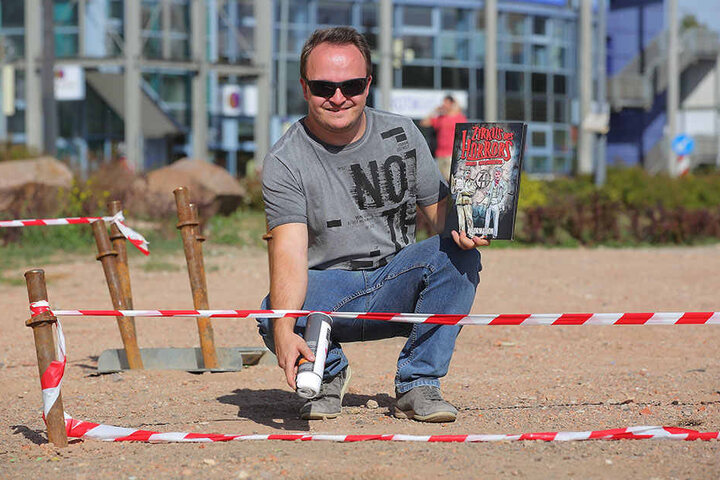 Kevin Leppien (26) markiert bereits die Stellen, für die Nägel, ab dem heutigen Dienstag wird das 1000 Leute fassende Zelt am Elbepark aufgebaut.
