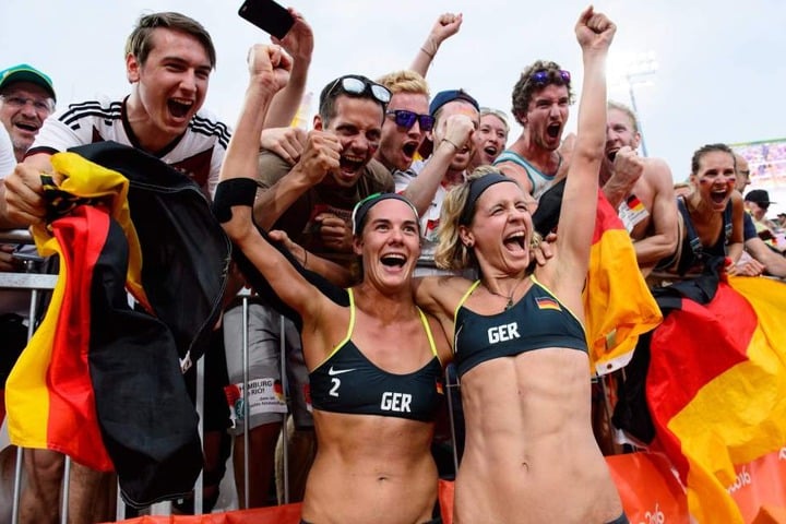 Kira Walkenhorst und Laura Ludwig (r.) holen Gold im Beachvolleyball in Rio.