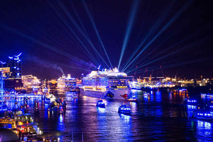 Während der Cruise Days erstrahlt der Hamburger Hafen in blau.