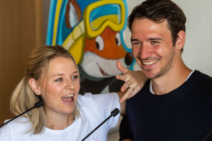 Felix Neureuther (r), ehemaliger deutscher Skirennläufer und Buchautor, und seine Frau Miriam.