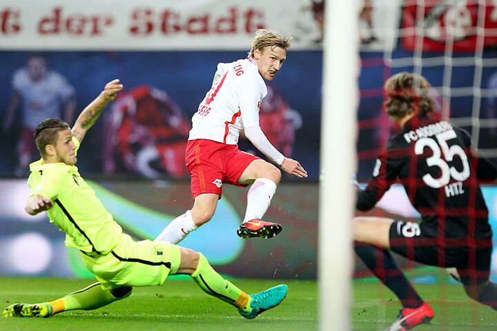 Verteidiger Halil Altintop von Augsburg konnte das 1:0 von RB-Kicker Emil Forsberg nicht mehr verhindern