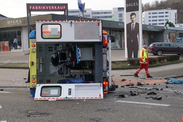 Im Rettungswagen befanden sich eine schwangere Frau, ihre Begleitung und ein Sanitäter.