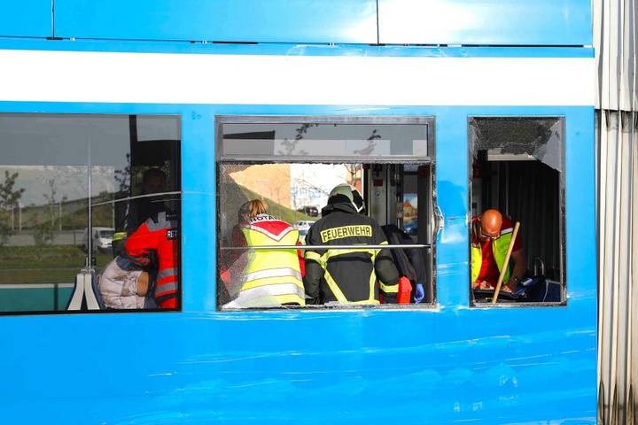 Die Fahrgäste mussten von Notärzten und der Feuerwehr versorgt werden. Mindestens 25 Personen erlitten Verletzungen, hauptsächlich Schnittwunden von umherfliegenden Glassplittern.