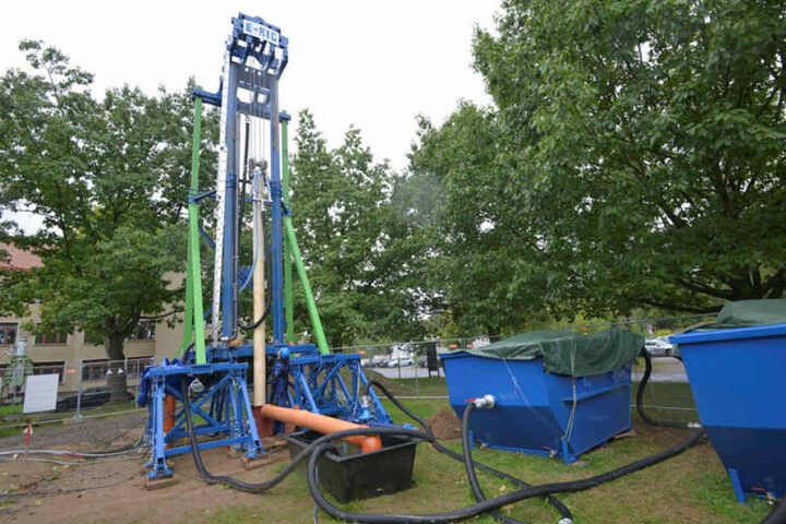 Das harte Gestein in dem Demonstrator zerbröselt bei einer elektrischen Spannung von 500 000 Volt im Nu.